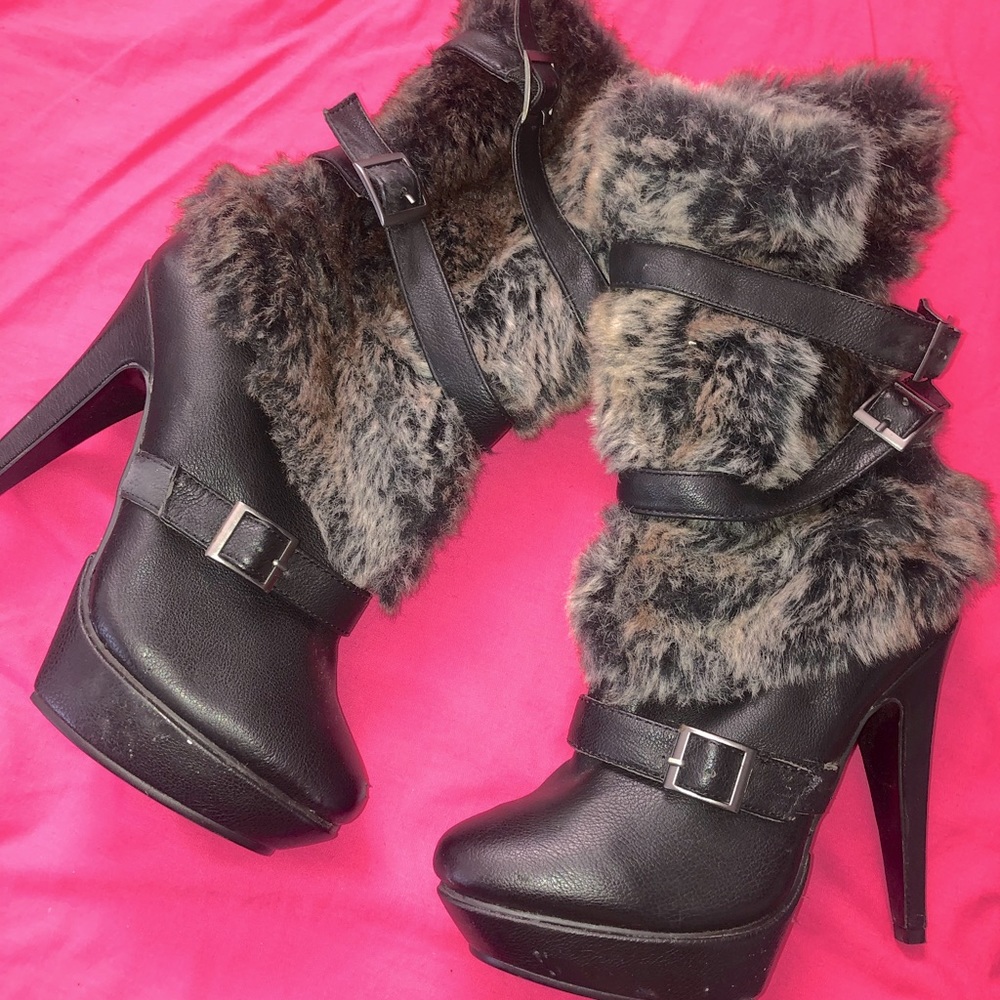 Faux fur cute winter boots! Size 6